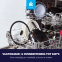 Zwarte koekenpannen met deksels in een vaatwasser.