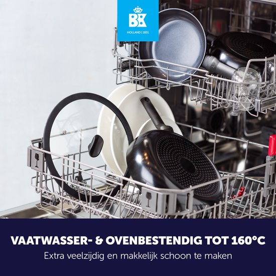 Zwarte koekenpannen met deksels in een vaatwasser.