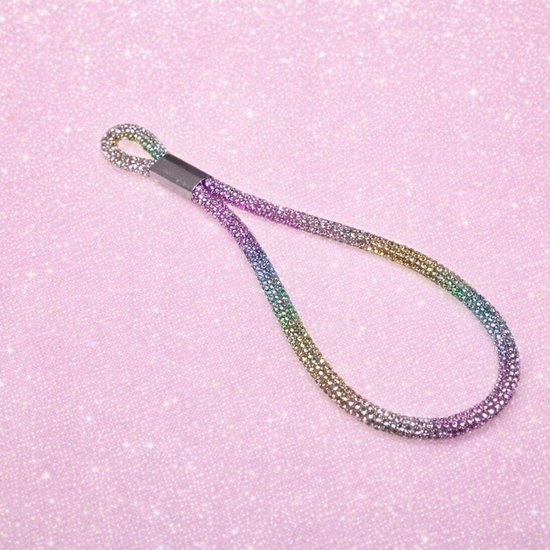 Polsbandje van 23 cm met regenboogkleurige strass-steentjes op een roze achtergrond.