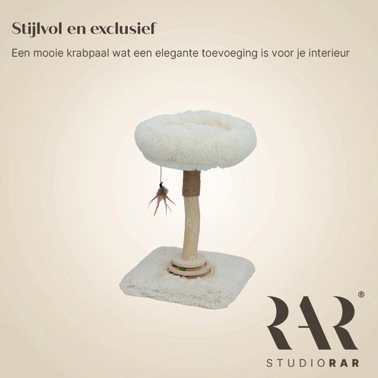 Stijlvolle Studio RAR krabpaal met witte pluche mand en natuurlijke houten afwerking.