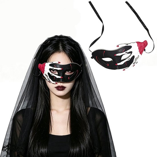 Vrouw met lang zwart haar en sluier draagt een zwart masker met een witte skelettenhand die over één oog reikt.