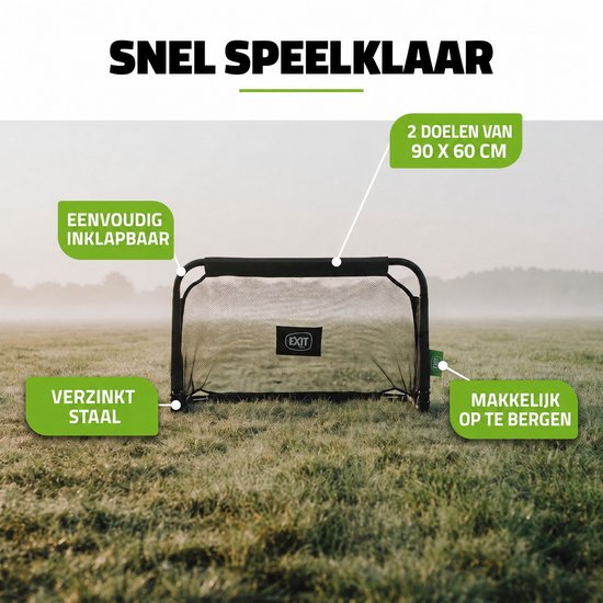 Zwart stalen inklapbaar EXIT voetbaldoel (90x60 cm) op een grasveld, met tekst Snel speelklaar.