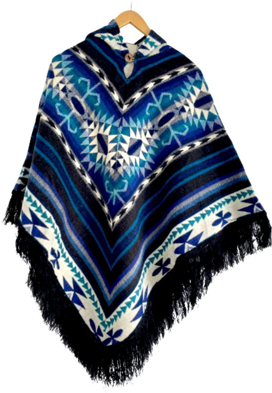 Blauwe poncho met capuchon op een hanger, voorzien van geometrische motieven en zwarte franjes.