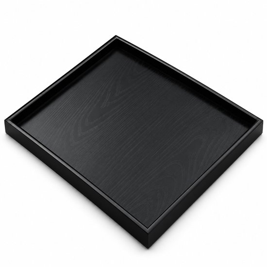 Zwart vierkant houten dienblad met zichtbare houtnerf, geïsoleerd op een witte achtergrond.