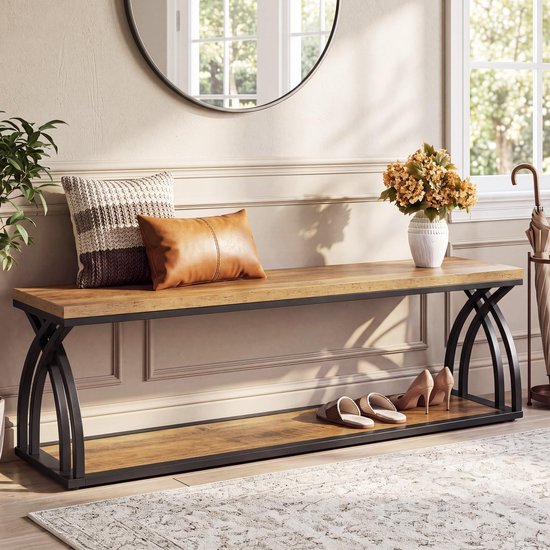 Industriële bank met houten blad, metalen frame, tweede legplank voor schoenen en decoratieve kussens in de hal.