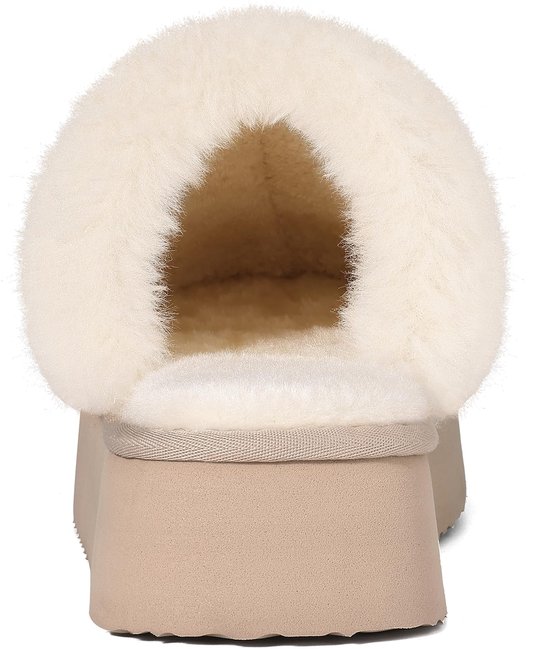 Achteraanzicht van beige platformpantoffel met zachte crèmekleurige imitatiebontvoering en dikke zool.