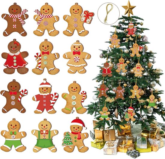 Verschillende peperkoekmannetjes hangers naast een volledig versierde kerstboom met kerstcadeaus eronder.