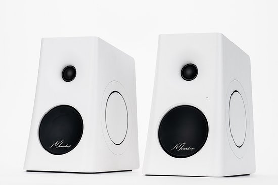Twee witte Moondrop-stereoluidsprekers met zwarte drivers en het Moondrop-logo, tegen een witte achtergrond.