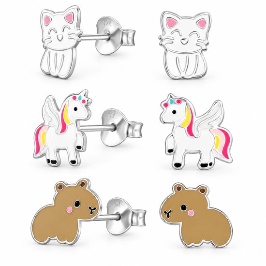 Trois paires de boucles d'oreilles pour enfants en argent en forme de chat, licorne et capybara.
