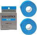 Twee rollen blauwe kinesiotape, naast een doosje Skinestics 2-way cotton tape.