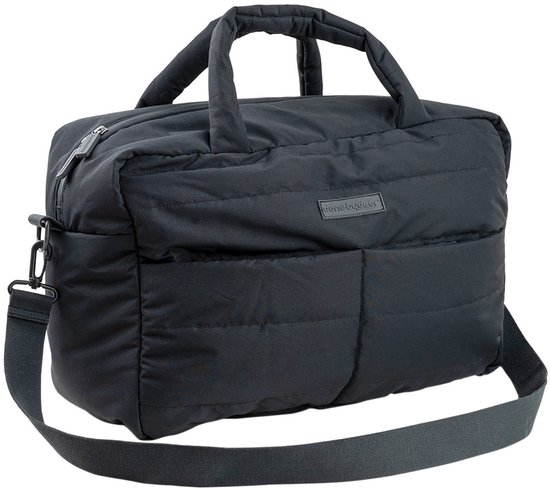 Sac à langer noir matelassé Done By Deer, avec deux poches avant et une bandoulière amovible.