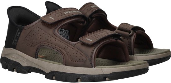 Bruine sandalen met klittenbandsluitingen, perforaties op de neus en zwarte hielframes.
