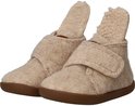Paar beige vilten sloffen met bruine zolen en omgeslagen warme voering.