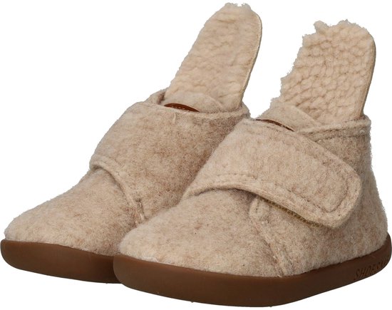 Paar beige vilten sloffen met bruine zolen en omgeslagen warme voering.