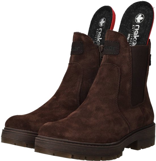 Bruine suède Rieker chelseaboots met elastische zijpanelen, gespdetails en uitneembare zolen.