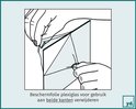 Illustratie van handen die beschermfolie van plexiglas verwijderen.