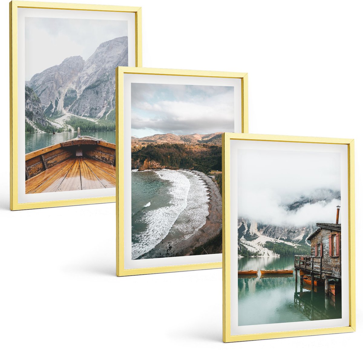 Coloray 3-Delige Schilderij Set - Uitzicht Op De Bergen Over Het Meer Met Een Boot, Strand En Mist In Het Bos. - 40 x 40 cm En 40 x 60 cm - Muurdecoratie - Wanddecoratie - Slaapkamer - Decoratieve Schilderijen
