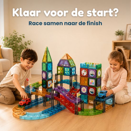 Jongen en meisje spelen met een grote magnetische racebaan met auto's, torens en transparante rails.