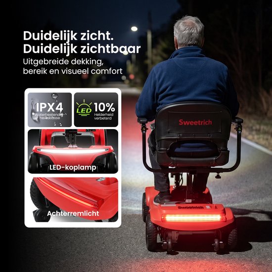 Rode Sweetrich S1 scootmobiel met LED-koplamp en achterlicht, bestuurd door een oudere man.