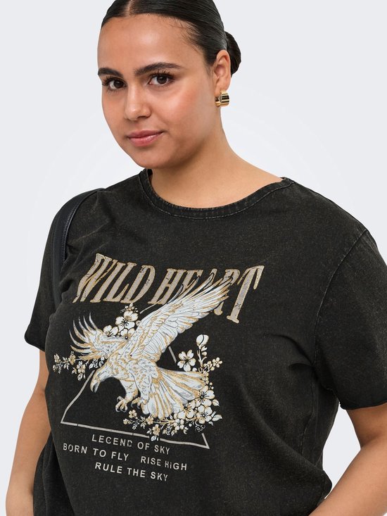 Close-up van een donkergrijs t-shirt met 'WILD HEART' opdruk, adelaar en bloemen. Goudkleurige oorbel.