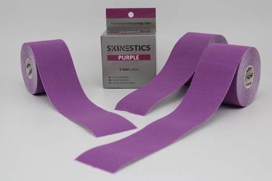 Drie rollen paarse Skinestics kinesiotape, waarvan één geopend, naast een doosje.