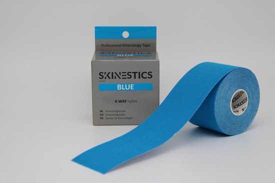Rol blauw 4-way nylon sporttape naast de verpakking.