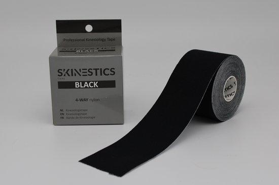 Zwarte rol Skinectics kinesiotape, met "Professional Kinesiology Tape" en "BLACK" op de doos.