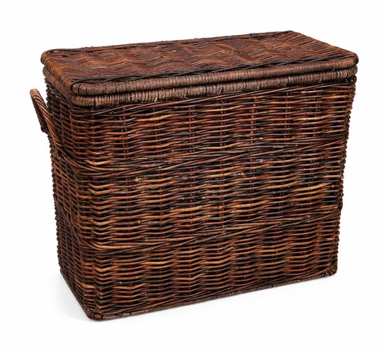 Panier en rotin marron foncé avec couvercle et poignées. Nuances jaunâtres et marron foncé.