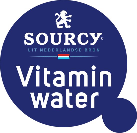 Blauwe cirkel met Sourcy logo, leeuw, 'UIT NEDERLANDSE BRON' en 'Vitamin water'.
