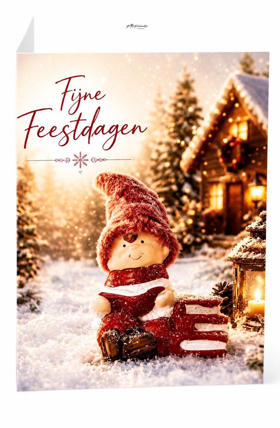 Kleintje fotografie Kerstkaart Kabouter in de sneeuw fijne feestdagen winterse wenskaart