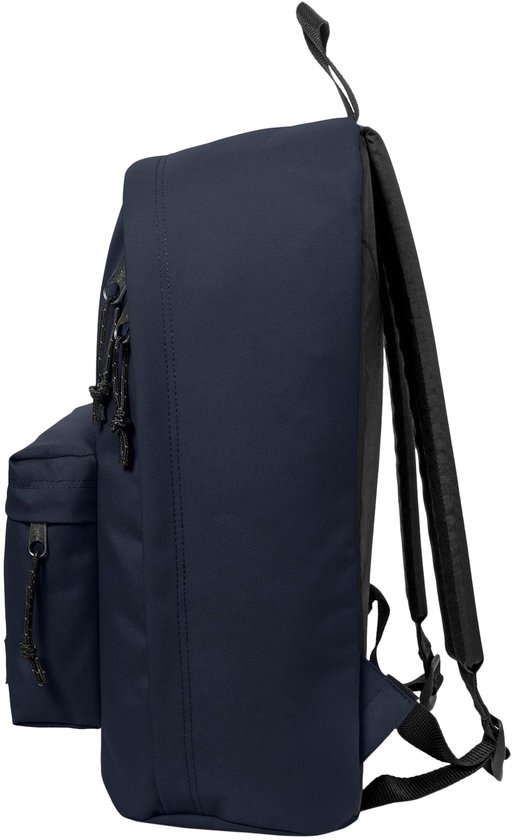 Donkerblauwe Eastpak rugzak met voorvak en ritssluiting. Zijkant zichtbaar.