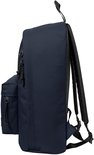 Donkerblauwe Eastpak rugzak met voorvak en ritssluiting. Zijkant zichtbaar.
