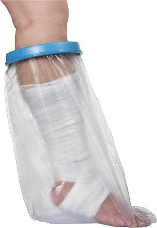Een waterdichte beenhoes met een blauwe ring om het onderbeen bedekt een gebandeerd been en voet.