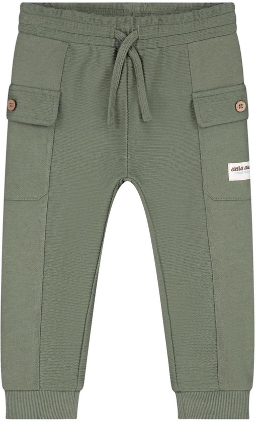 Olijfgroene cargo broek met trekkoord, knoopzakken en label met tekst extra awesome.