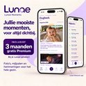 Screenshot van de Lunae Moments app met een baby op de voorgrond en tekst over foto's en mijlpalen.