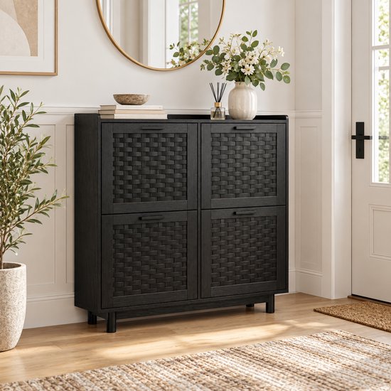 Zwarte schoenenkast met rotan-look deuren in een hal.