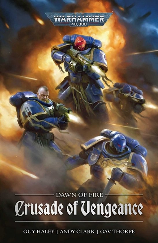 Trois Space Marines en armure bleue avec casques rouges, combattant au milieu d'explosions. Titre : Warhammer 40,000 Dawn of Fire Crusade of Vengeance.