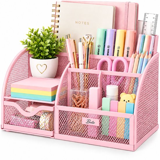 Roze bureau organizer met pennen, potloden, scharen, notitieblokken, paperclips, plantje en een liniaal.