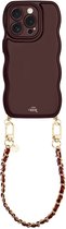 xoxo Wildhearts Glossy Wavy Cord Case Burgundy - Geschikt voor iPhone 13 Pro Max - Classic Chain - Kort koord - Glimmend telefoonhoesje met golven - Hoesje met koord - Bordeaux rood met gouden ketting - Telefoonkoord - Korte variant koord