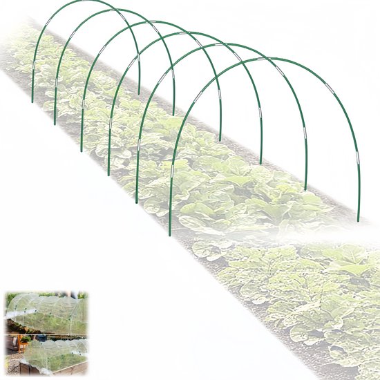 Rij van groene glasvezelbogen geïnstalleerd over een plantenbed, met klein inzetstuk van een tunnelkas.