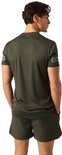 Man in donkergroen sportshirt en short, met grijze tekst op de mouwen.