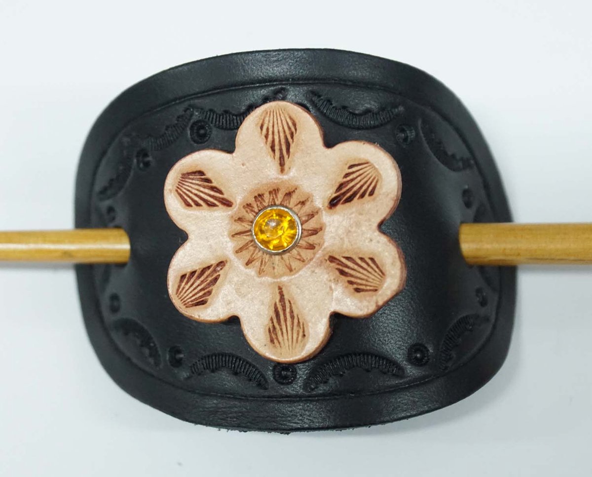 Leren haarspeld zwart met beige bloem + houten haarstokje - handgemaakte dames haarspeld - haarspeld van 100% leer - sierlijke bloemen haarspeld - vrouwelijke haarspeld - haarspeld voor dik of dun haar - flexibele haarspeld