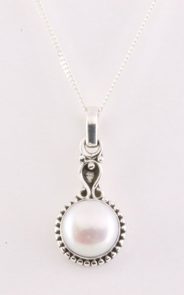 Fijne bewerkte zilveren hanger met witte parel aan ketting