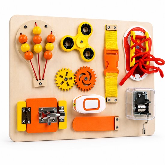 Houten busy board met oranje en gele elementen: ballon met balletjes, spinner, tandwielen, schoenveter-strik, gesp en slotjes.