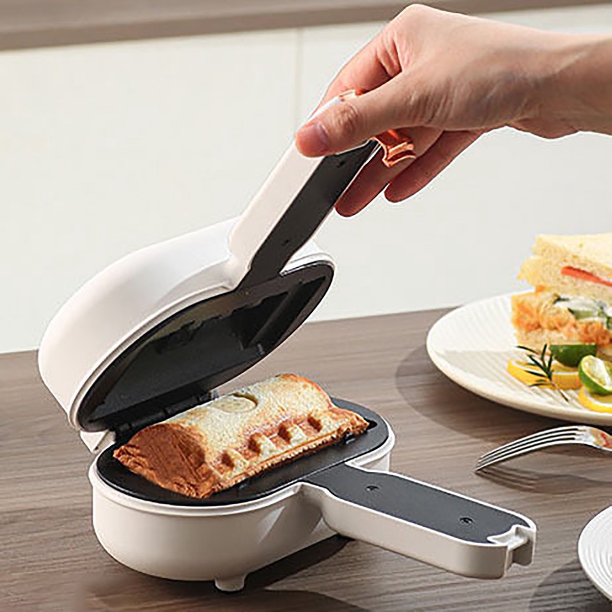 Met deze sandwichmaker voor ontbijt kunt u de ingrediënten naar eigen wens aanpassen waardoor u panini's en diverse toastsandwiches kunt maken die perfect zijn voor het ontbijt