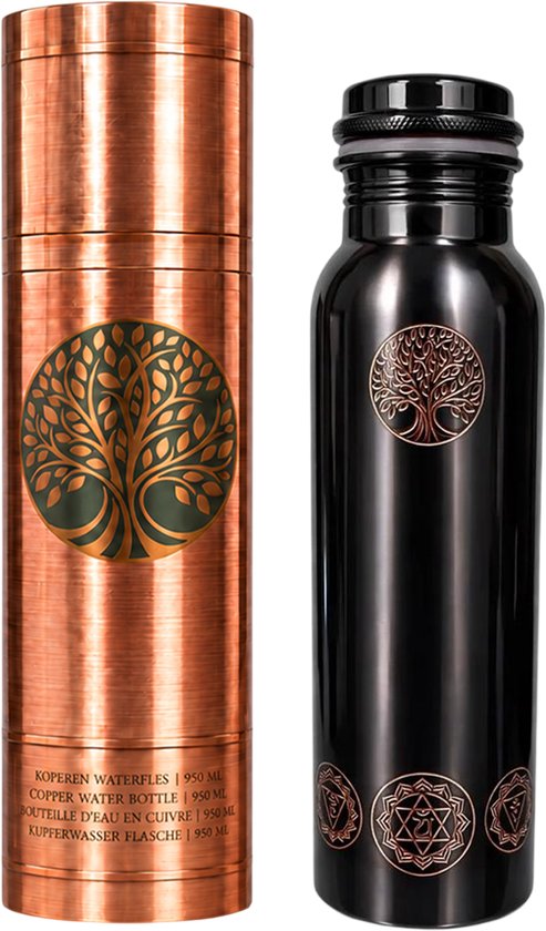 Twee koperen waterflessen van 950 ml: één in glanzend koper met boomprint, één zwart met mandala- en boomdetails.