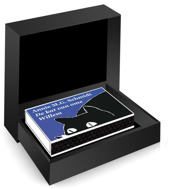 MatchBoox geschenkdoos met 'De kat van ome Willem' van Annie M.G. Schmidt, geïllustreerd met een zwarte kat op blauw.