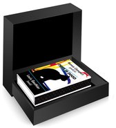 Het boek 'Poes is dood' in een open, luxe zwarte geschenkdoos van MatchBoox.