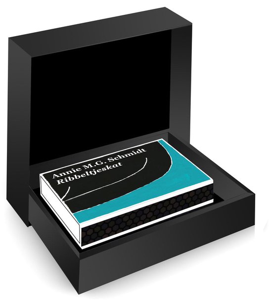 Een klein luciferdoosje met de tekst 'Annie M.G. Schmidt Ribbeltjeskat' in een luxe zwarte geschenkverpakking.