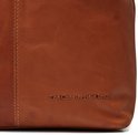 Cognackleurig leer met verticale stiknaden en het logo van The Chesterfield Brand in reliëf.